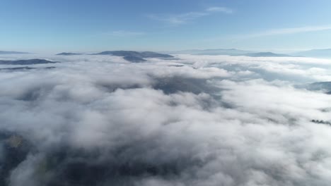 über-Den-Wolken-Drohnenschuss