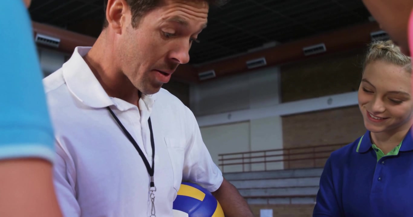 Allenatore che esamina le prestazioni dell'atleta in una palestra scolastica, illustrando dati educativi tramite numeri fluttuanti.