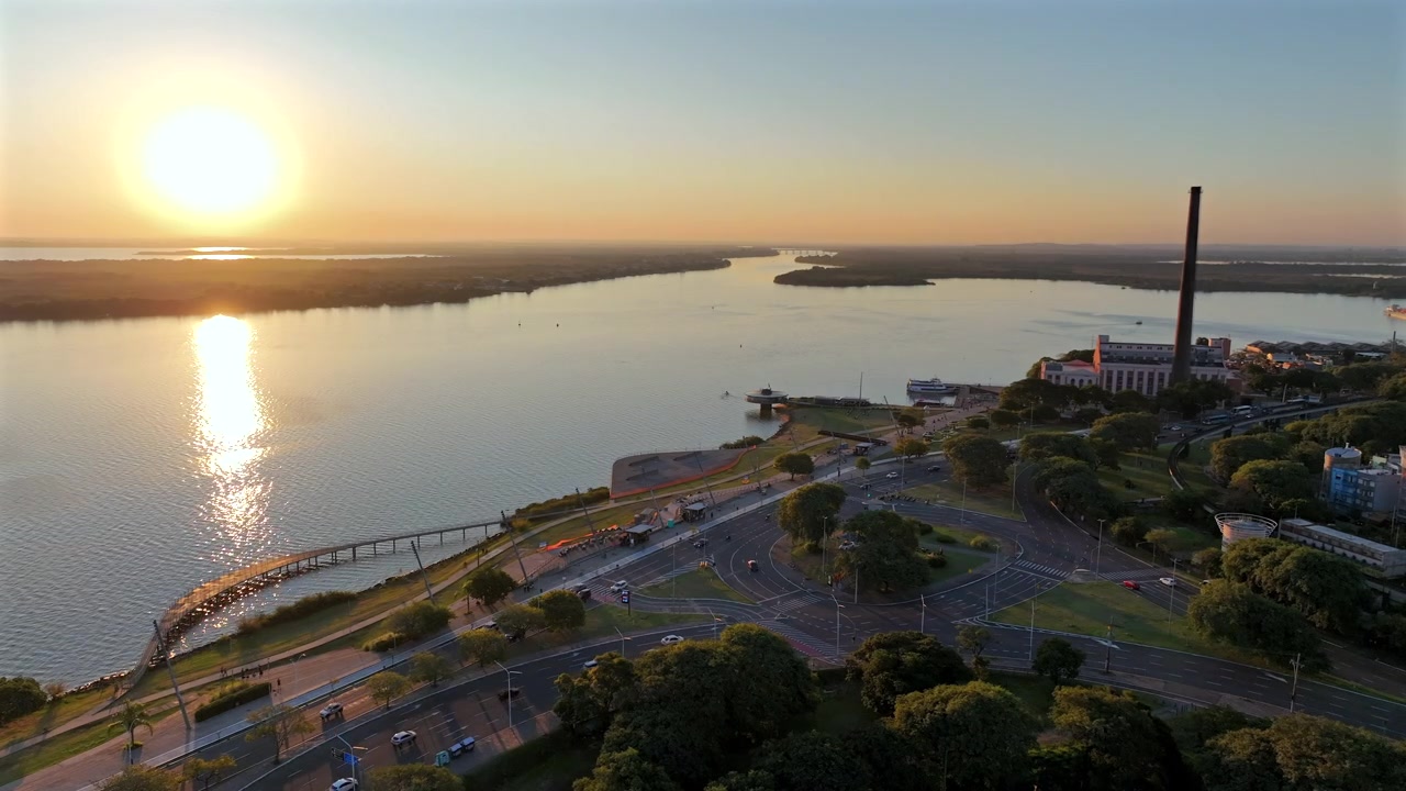Porto di Porto Alegre all'ora d'oro con la ciminiera simbolo della centrale elettrica del Gasometro.