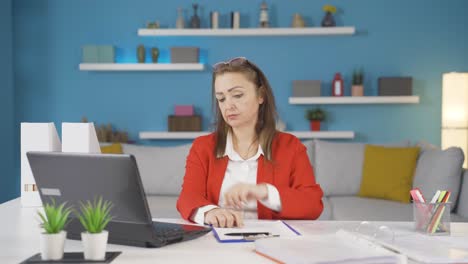 mujer trabajadora de oficina en casa tomando notas, anotando información.