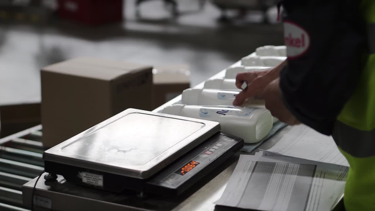 embalaje y pesaje del producto en una instalación de fabricación