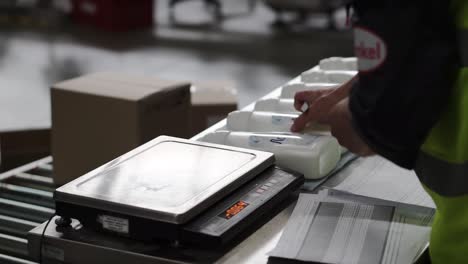 embalaje y pesaje del producto en una instalación de fabricación
