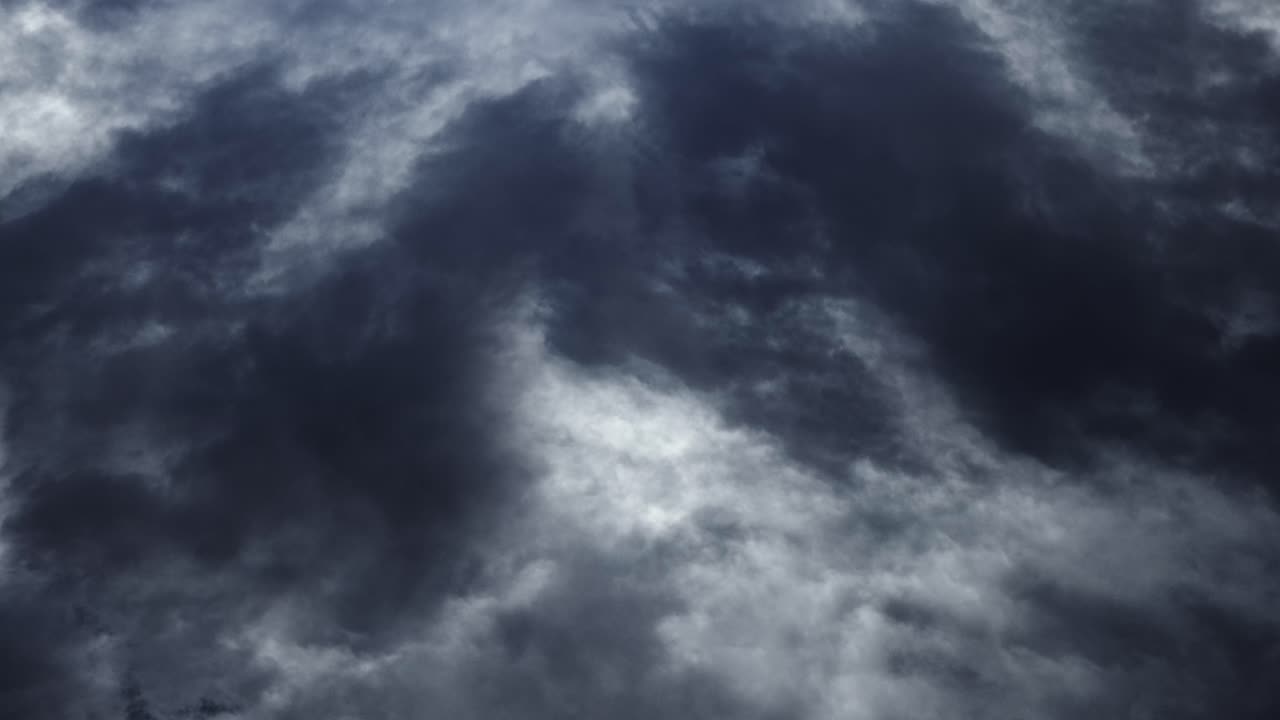 pov tormenta oscura nublado 4k