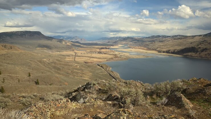 Affascinante timelapse del fiume Thompson che incontra il lago Kamloops da Battle Bluff
