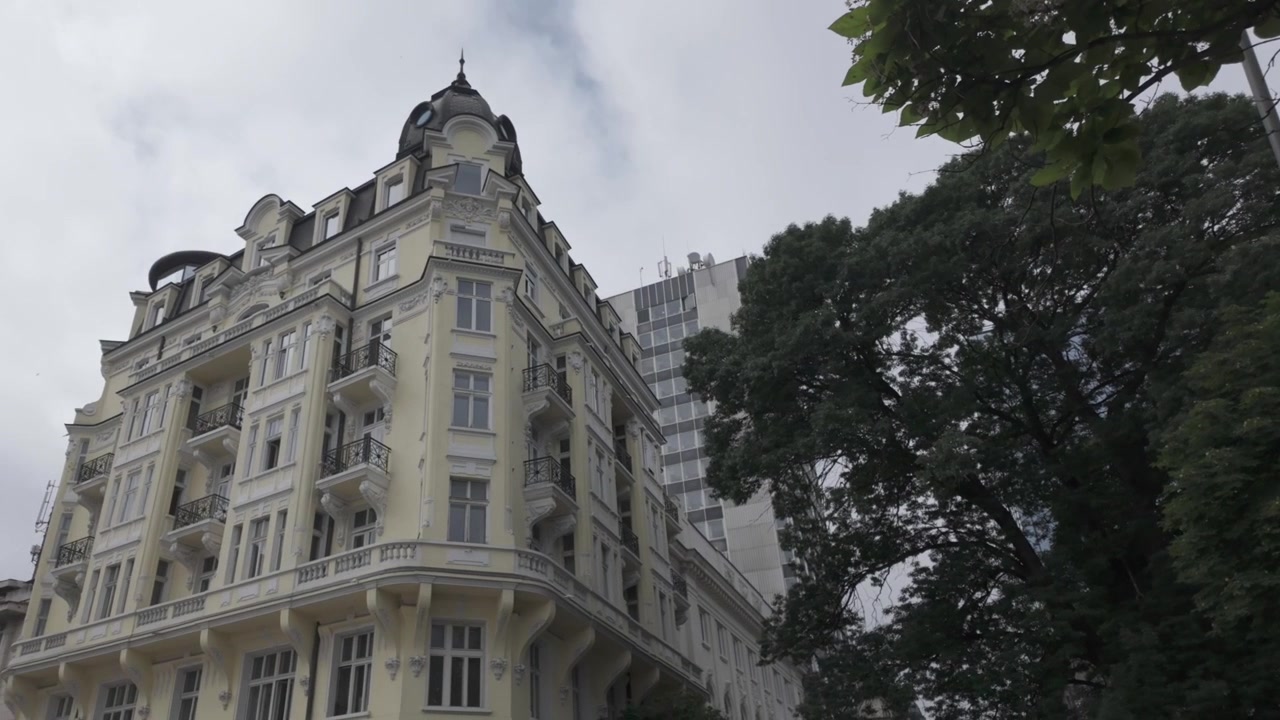 Video 4K di un edificio antico in stile europeo ben conservato in Bulgaria