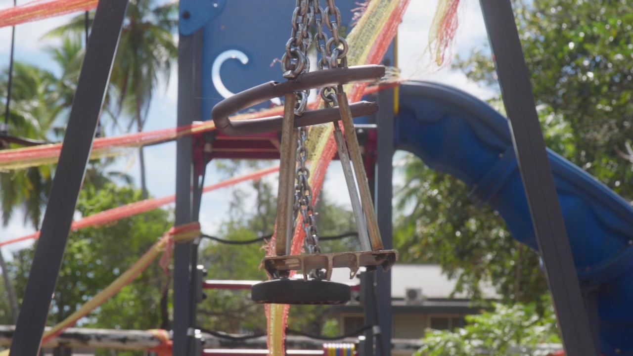 Parque infantil abandonado y en deterioro en una ciudad regional australiana. Temas de declive rural, dificultades económicas, cambio demográfico, abandono comunitario e infraestructura envejecida. Clip 6