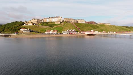 vista aérea de drones de saltburn-by-the-sea, el muelle de saltburn y el océano en cleveland, north yorkshire en verano, temprano en la mañana