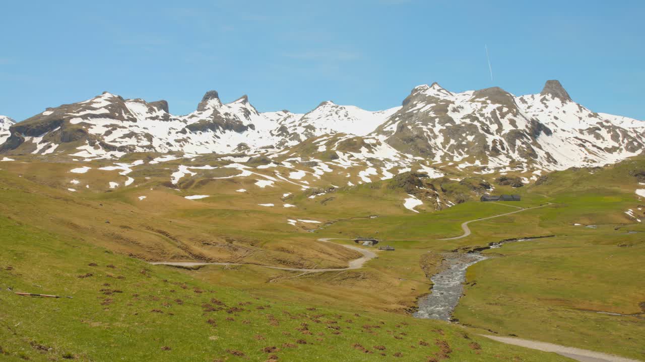 Catena montuosa dei Pirenei con neve vicino al Parco Nazionale del Lac de Fabrèges in Francia.
