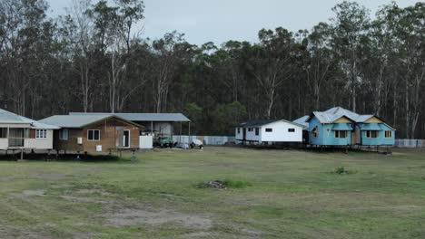 Casas-Tradicionales-Australianas-A-La-Antigua-En-La-Campiña-De-Queensland,-Australia