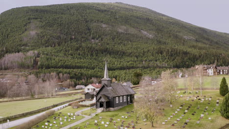 paisaje escénico y una antigua iglesia en sel, noruega - toma aérea de drones