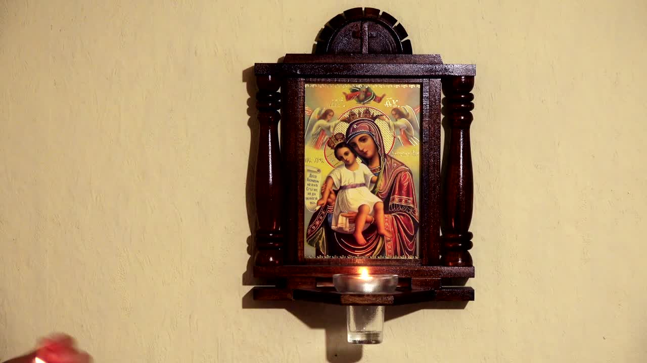 la iconostasis ortodoxa, el icono "dostoyno est". la santa madre de dios