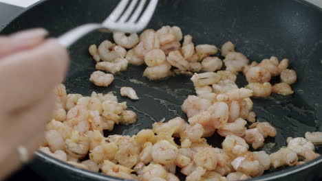 Cocinar-Pasta-Con-Camarones