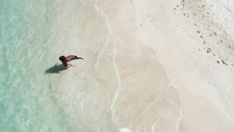 Idyllischer-Tropischer-Urlaub-In-Der-Dominikanischen-Republik-Am-Weißen-Sandstrand-Mit-Türkisfarbenem-Wasser---Aus-Der-Luft