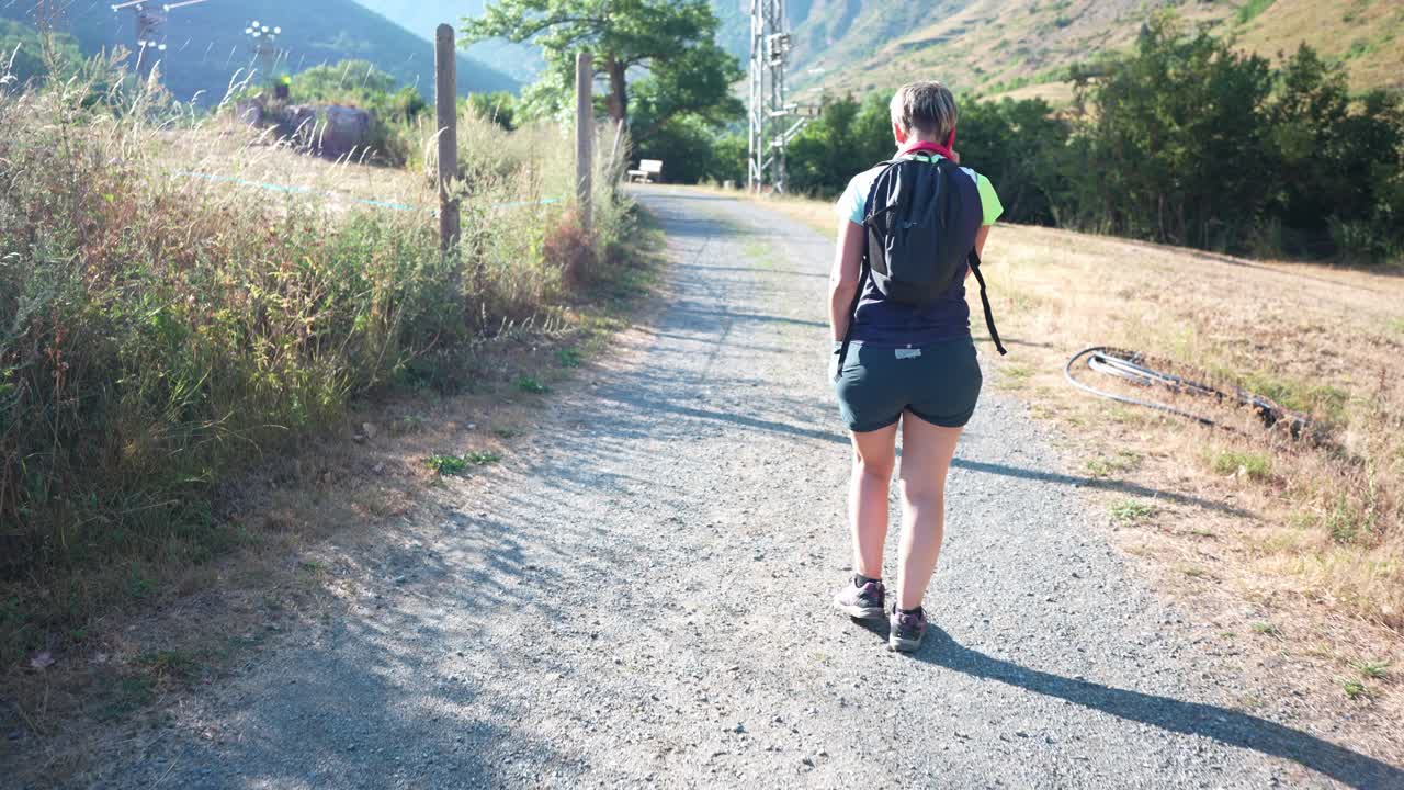 Donna che cammina su un sentiero rurale