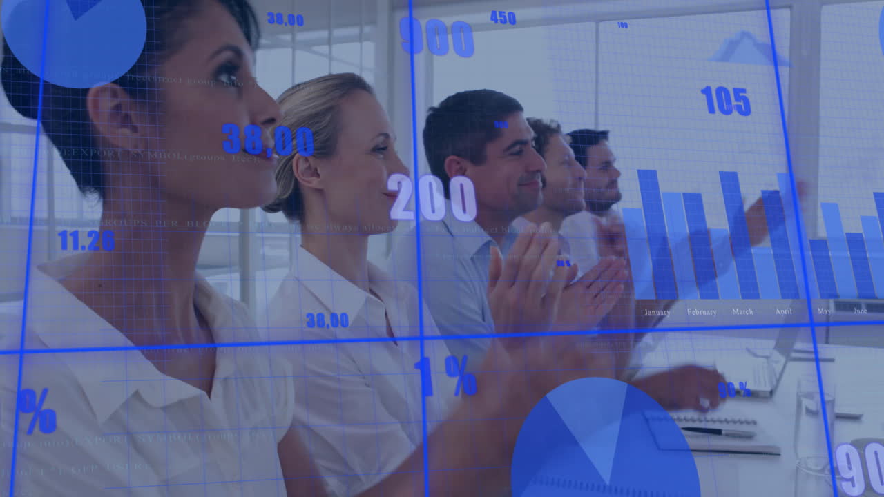 equipo de negocios en la oficina con datos financieros y gráficos de animación sobre ellos