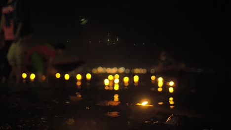 foco tirón de velas de puja en el río ganges