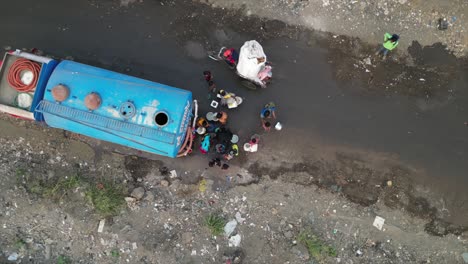 el pobre pepole llenando el agua del tanque de agua