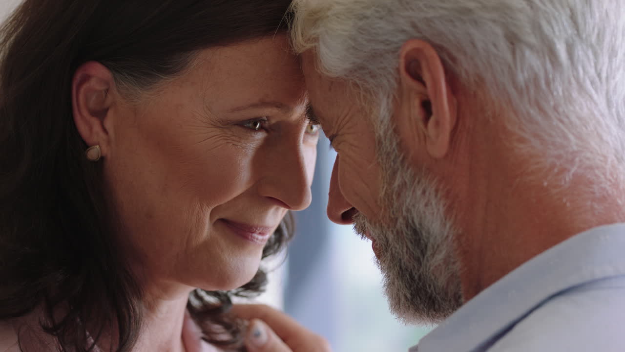 una feliz pareja de ancianos abrazándose compartiendo una relación romántica disfrutando de una conexión íntima