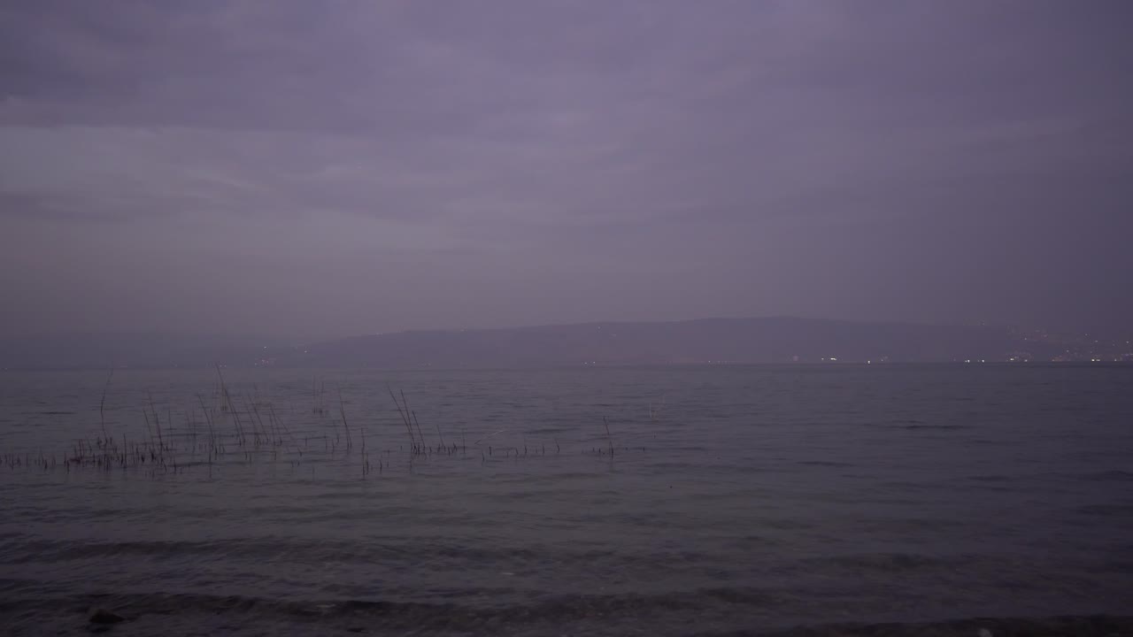 황혼에 이스라엘의 갈릴리 바다