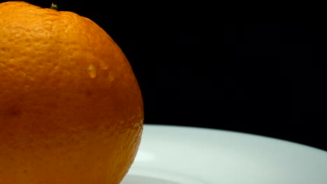 fruta de naranja fresca. fruta de naranja jugosa de cerca. de cerca de la fruta de la naranja. gotas de agua. zoom de la cámara