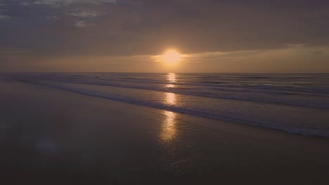 cámara lenta 4k drone disparo de hermoso océano atlántico y playa en brasil, color loco amanecer