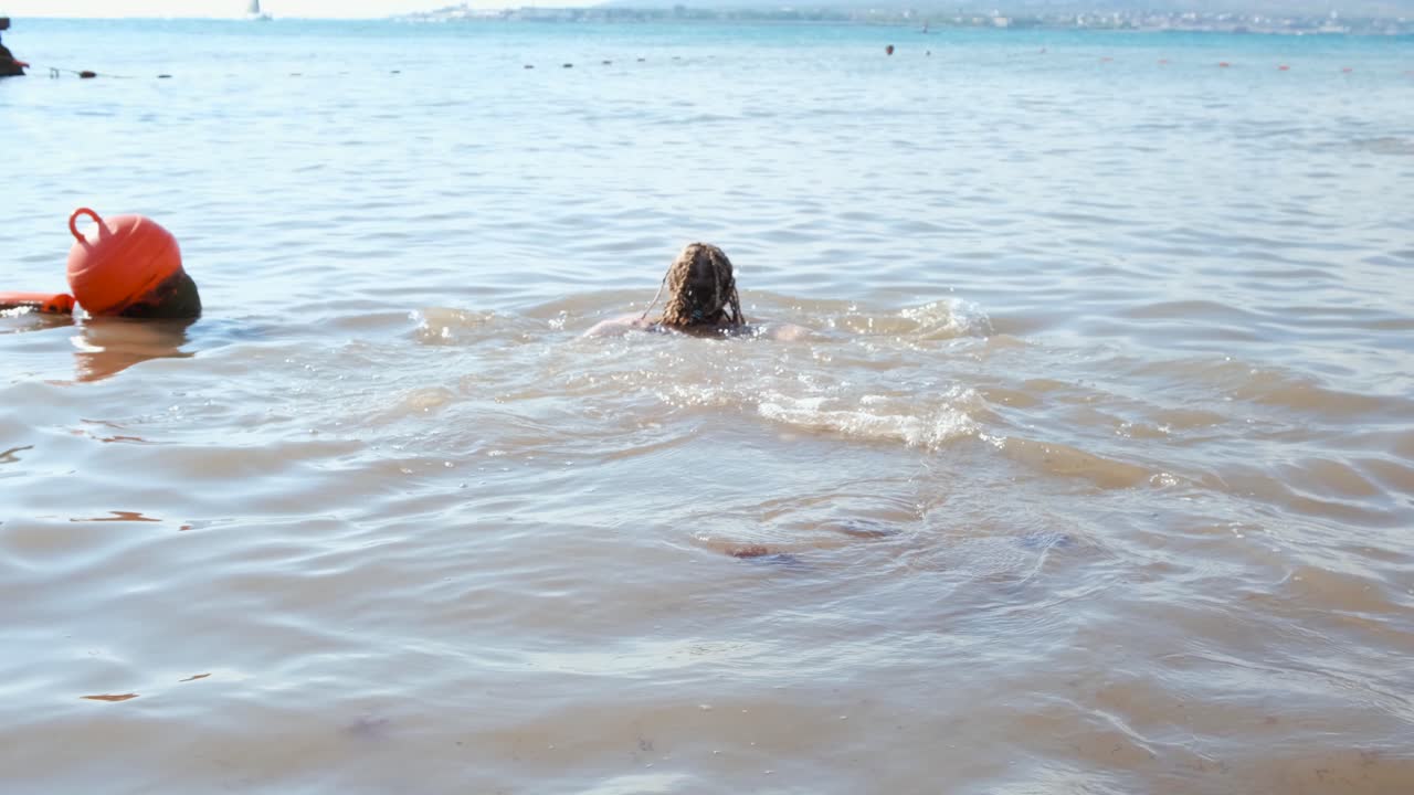 바다에서 수영하는 여자