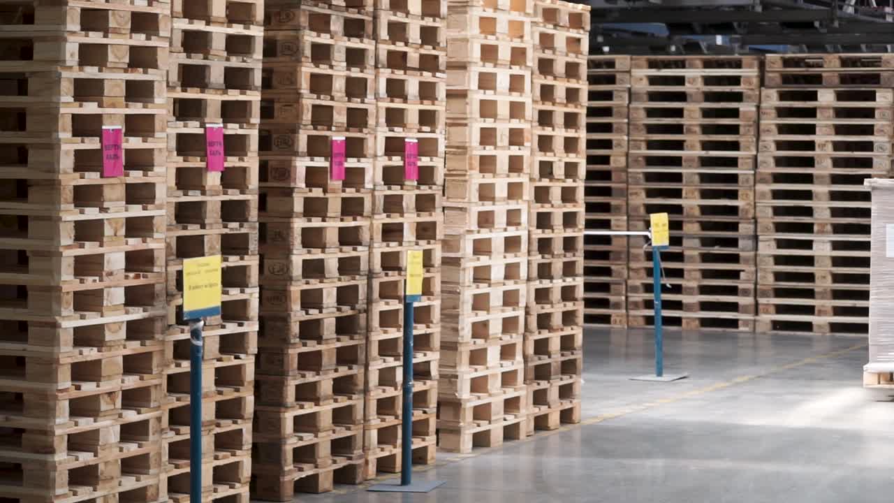 paletas apiladas en un almacén