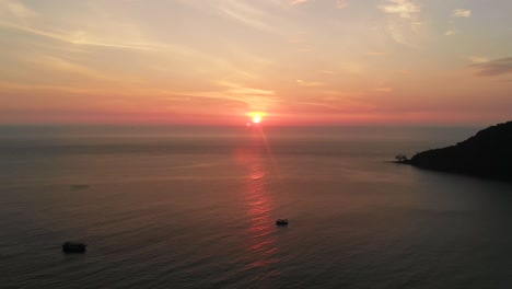 puesta de sol naranja en camboya, isla de koh rong, alta vista aérea de drones