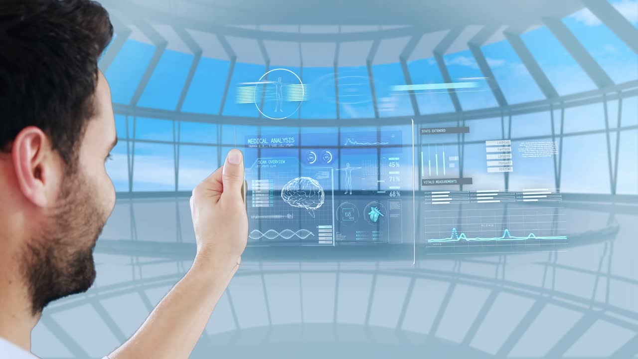 미래의 디지털 태블릿을 사용하는 사람