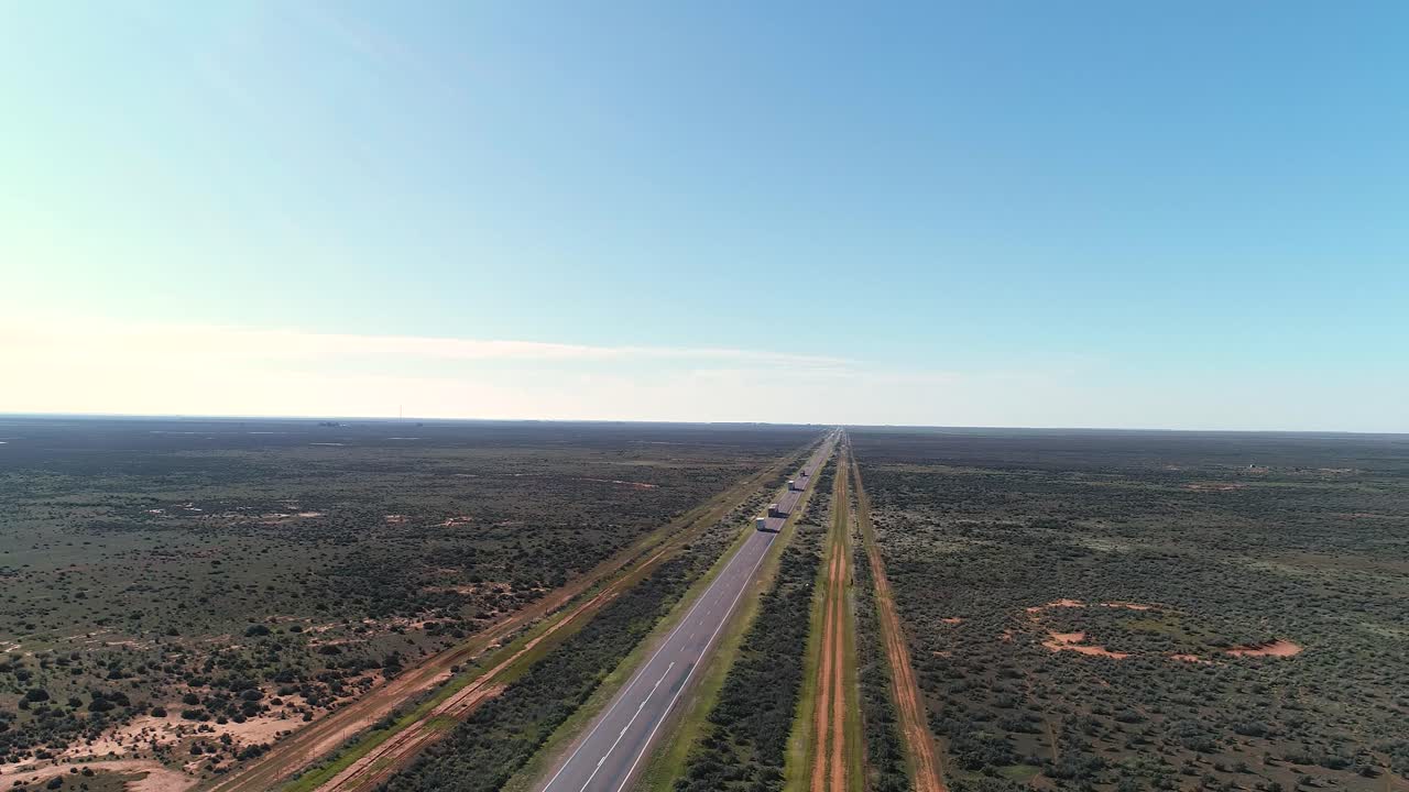 직선으로 긴 도로를 따라 운전하는 차량, 화창한 날 수평선 푸른 하늘