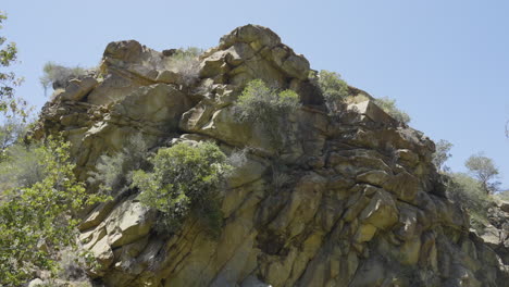 toma panorámica a través de un barranco en una ladera rocosa en un día soleado en los tazones de ponche de santa paula en el sur de california