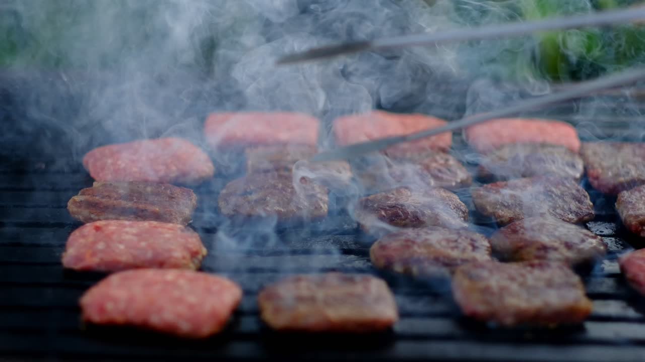 한쪽 으로 요리 된 고기 공 은 돌려진다