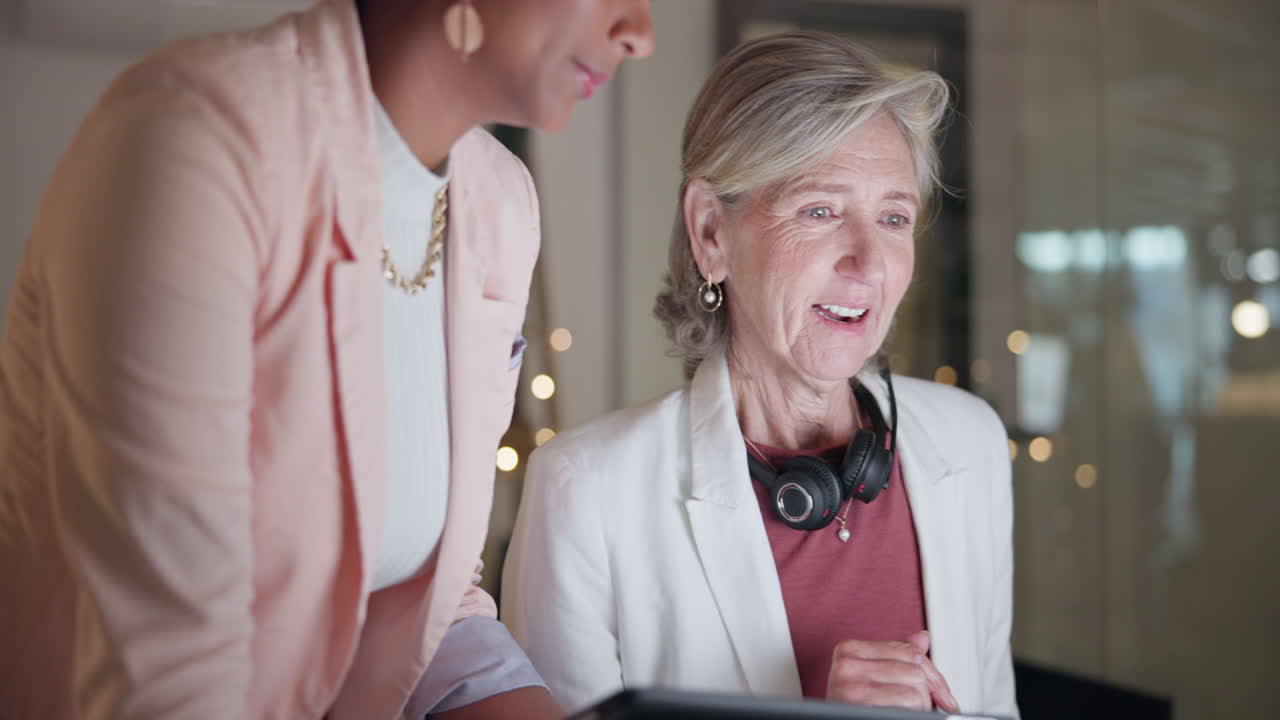 aprendizaje, computadora o enseñanza de gerente en llamada