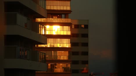 Sonnenuntergang-Im-Zeitraffer-In-Der-Stadt