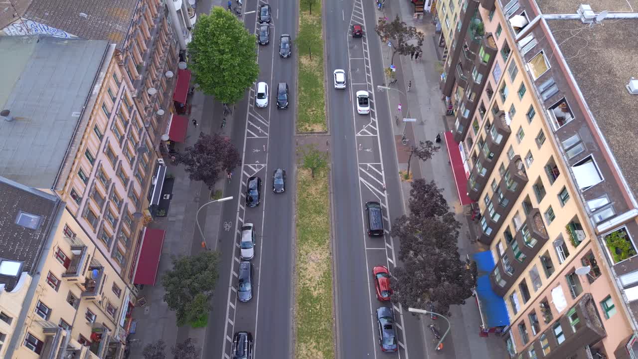 великолепный воздушный вид сверху полет город берлин пригородный железнодорожный вокзал сборное здание небоскребы район neukoeln, германия летний день 2023