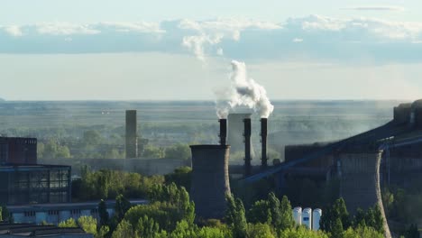 humo saliendo de las chimeneas de sc electrocentrale galati, producción de electricidad y energía térmica en galati, rumania