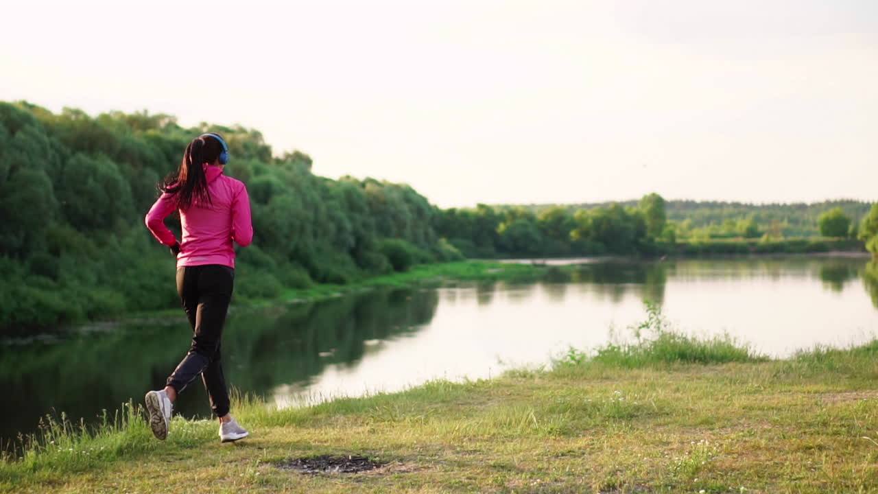 해가 뜨는 새벽에 연못 근처의 공원에서 아침 조 ⁇ , 소녀는 마리아노를 준비하고 건강한 생활 방식을 이끌고 있습니다