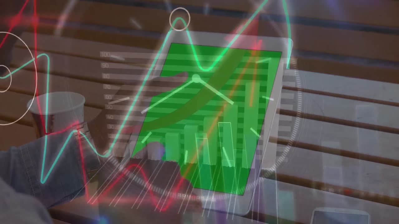 animación de datos financieros y gráficos sobre las manos de un hombre biracial usando una tableta con espacio de copia