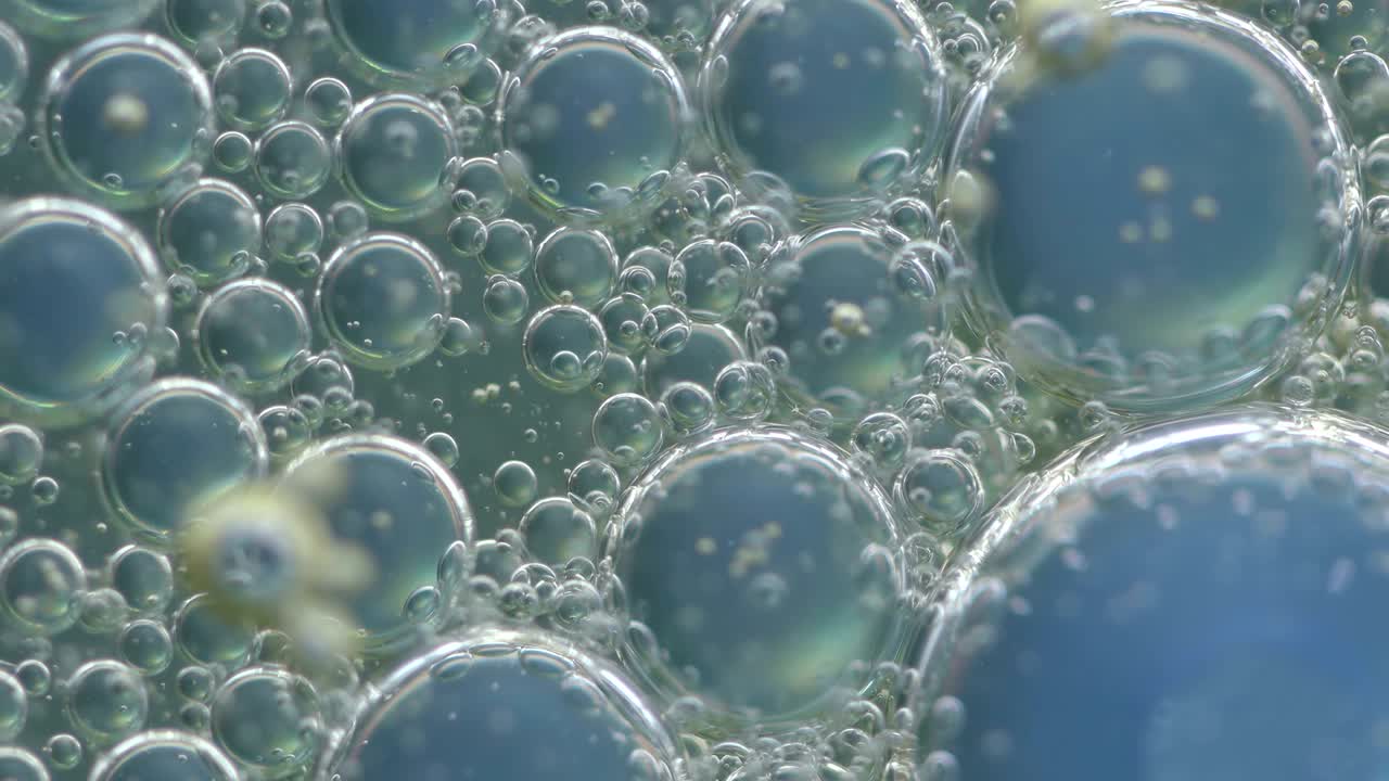 abstracto video de fondo de burbujas de agua girando rápidamente