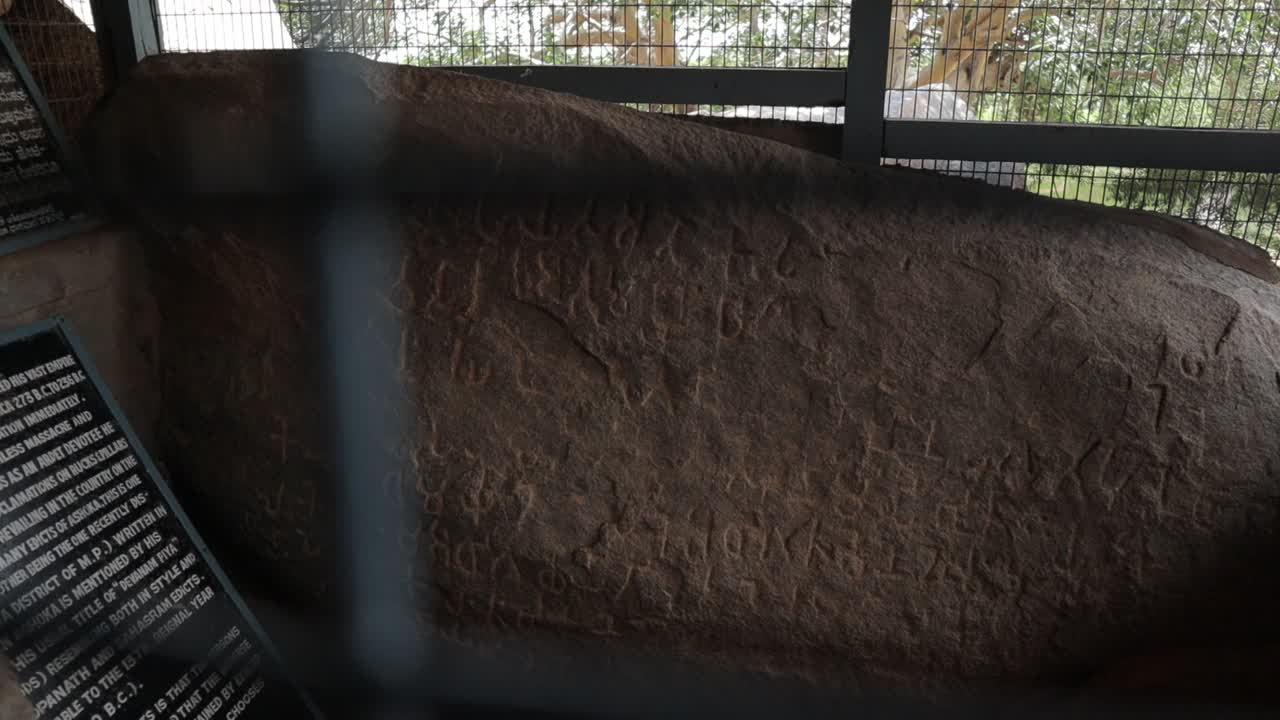 vista panorámica de inscripciones protegidas o edictos de roca del emperador ashoka en roca en maski, raichur, india