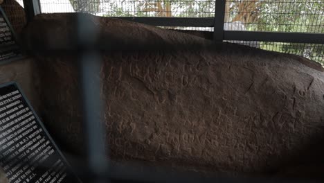 vista panorámica de inscripciones protegidas o edictos de roca del emperador ashoka en roca en maski, raichur, india