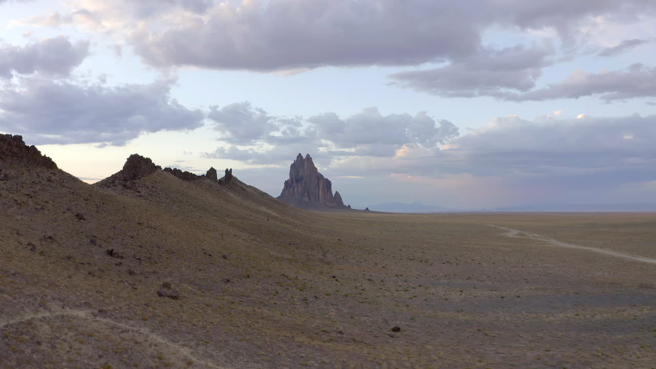 4k 배경의 shiprock 뉴멕시코 일몰과 폭풍