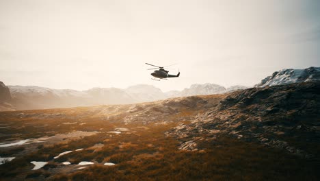 cámara lenta helicóptero de la época de la guerra de vietnam en las montañas
