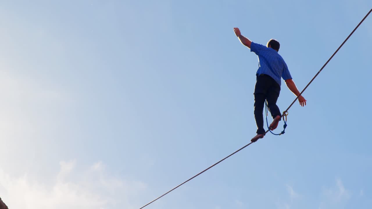 Highline athlete walking on slackline 4k