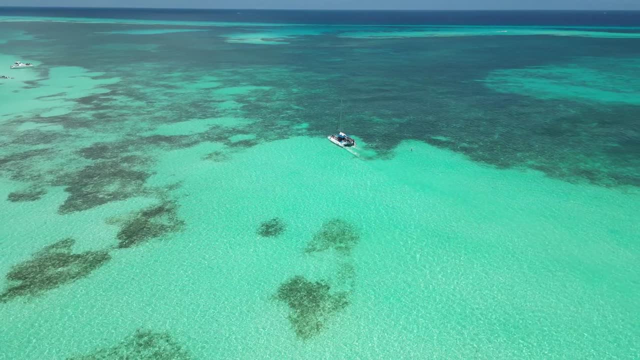 fotografía de un avión no tripulado de catamaranes cerca de la costa de la isla de saona en la república dominicana