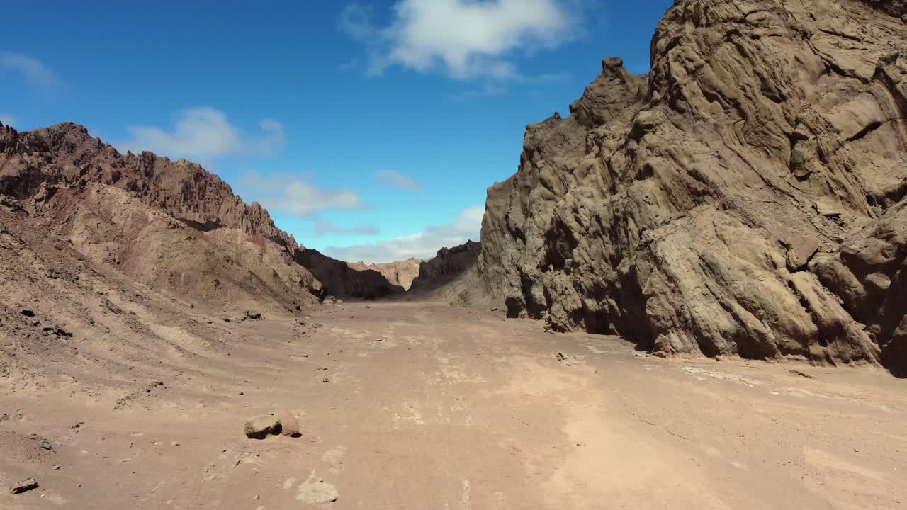 Volo a bassa quota tra le aspre pareti rocciose di un canyon, Canon del Indio, Argentina