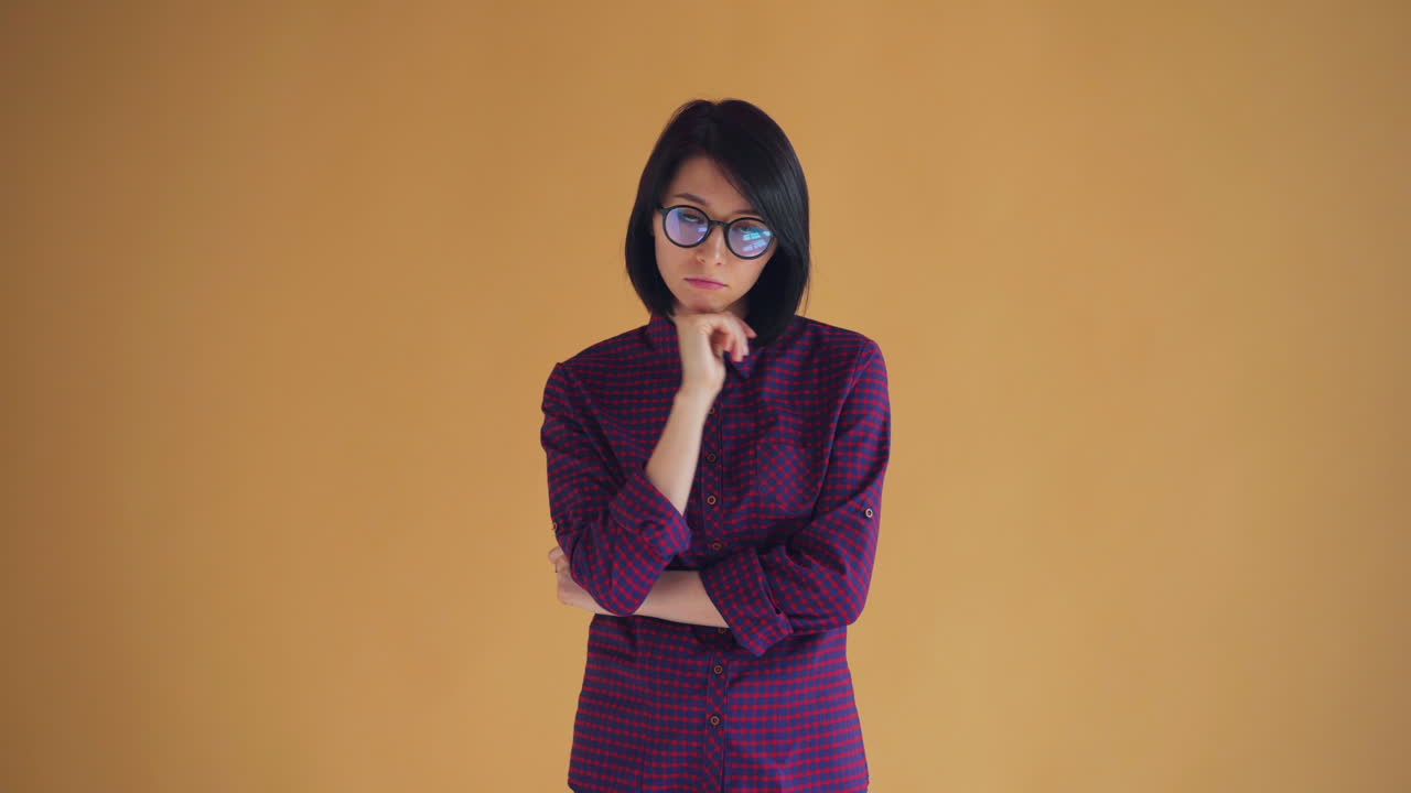 mujer con camisa a cuadros