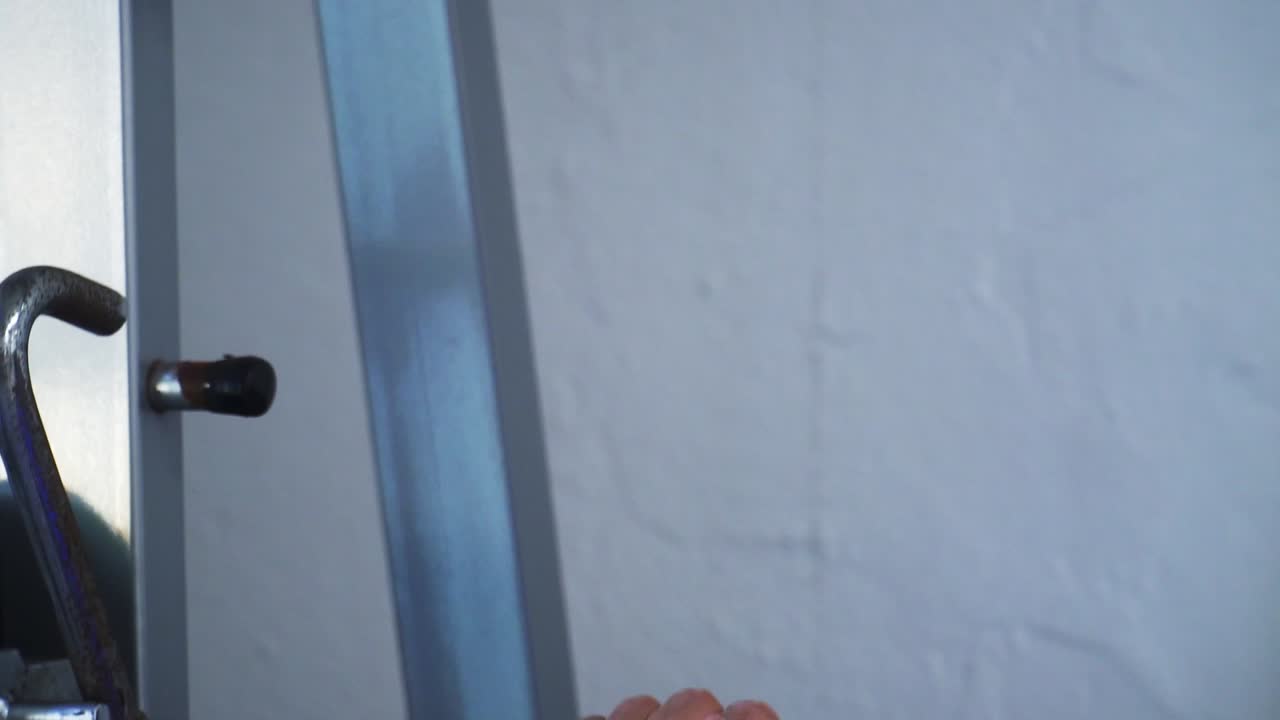 atlético deportivo hombre vestido con ropa azul levantando peso en la máquina en el gimnasio