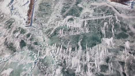 una cantera de piedra y un barco se sientan en el puerto en el lago erie helado, nevado y helado