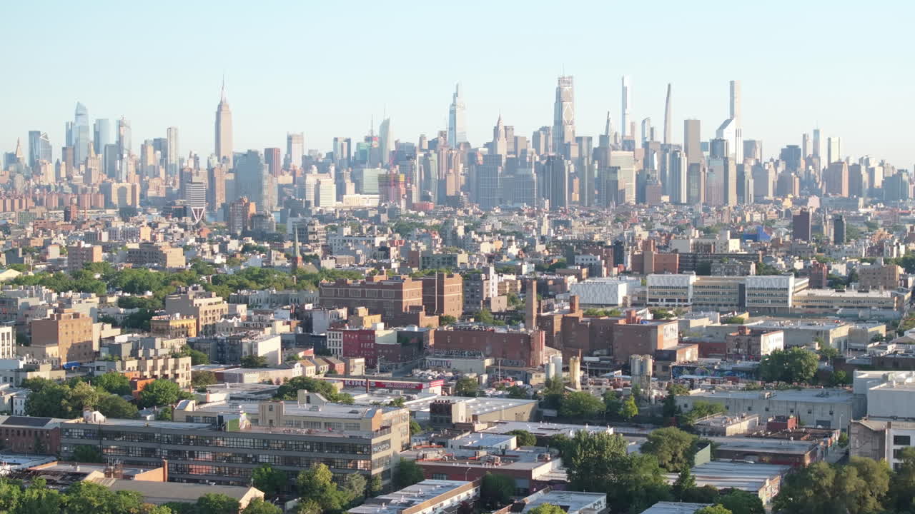 여름 아침에 맨해튼의 스카이라인을 촬영하는 장면